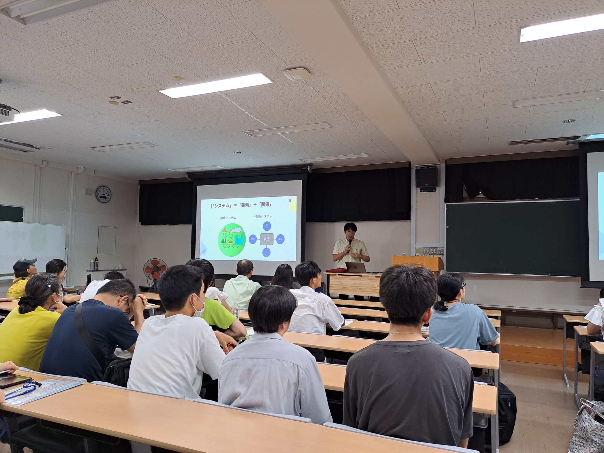 教室で行われている講義の様子